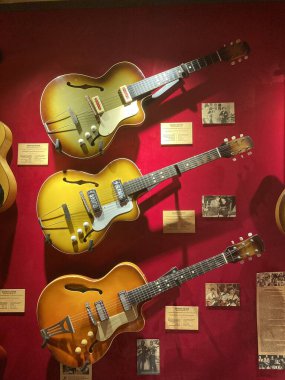 Ön plandaki gitar, iki pikabı, dört kontrolü ve yatay konumu Tw Kyiv, Ukrayna 06-19-2022 olan hafif ahşap bir elektro gitardır.