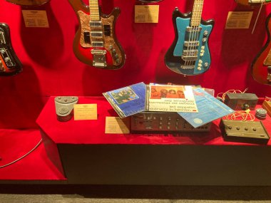 Bir müze veya galeri ortamında sergilenen elektrikli gitar koleksiyonu, cam kırmızı bez, beyaz eldiven, potansiyel CDvinil kaydı, Inf Kyiv, Ukrayna 06-19-2022