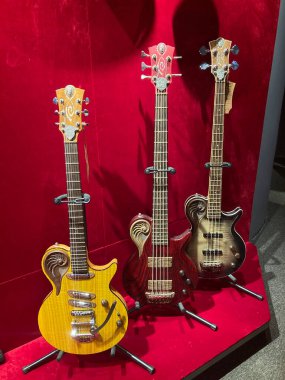 Kyiv, Ukrayna 06-19-2022 popüler modunda kullanılan çeşitli renkler, bitirmeler ve tasarımlar sergilenirken, kırmızı stantta iki sıra halinde elektro gitarlar sergilenmektedir.