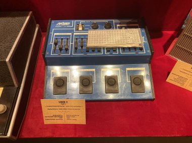 Mavi elektronik teçhizat müzikali, kırmızı ışıklı bir odada ses, kırmızı halılı bir katta sergileniyor. Biri TEXAS etiketli iki parça daha büyük, çoklu siyah topuz ve b Kyiv, Ukrayna 06-19-2022