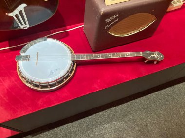 Ortalanmış dobro gitarlı ve eski moda amplifikatörlü bir müzik enstrümanı görüntüsü Gitarın ahşap kaplamalı ve amfisi Wi Kyiv, Ukrayna 06-19-2022