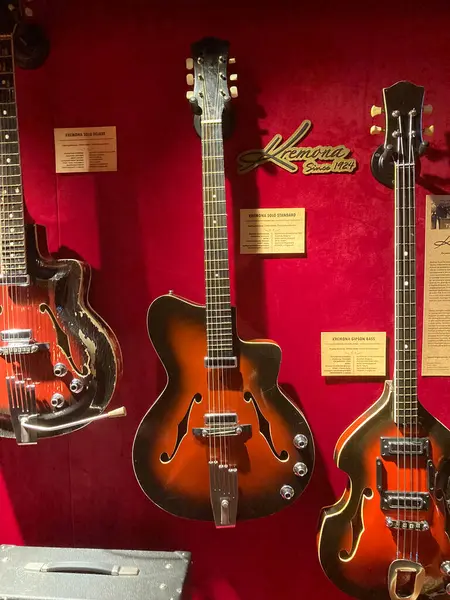 Kırmızı zemin üzerinde sergilenen klasik elektro gitar koleksiyonu, gitar bitirme ve hardwar Kyiv, Ukrayna 06-19-2022 özenle düzenlenmiş özenle sergileniyor