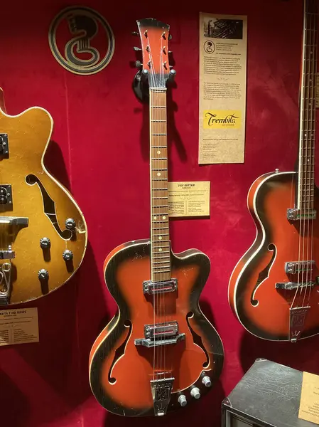 İçeride, üç ayrı gitarlı klasik gitar koleksiyonu kırmızı-beyaz bir harmandır, diğer düz gitarlar kısmen görülebilir tüm yaşlandırılmış özellikler Kyiv, Ukrayna 06-19-2022