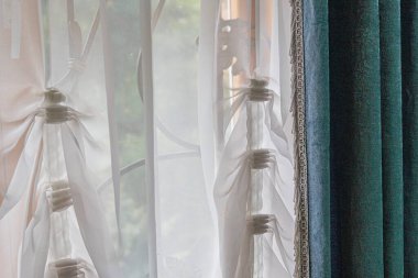 Çoklu katmanlı fotoğraflar üst üste binen bir etki yaratır, kısmi perdeli bir pencere sunshine filtreleri perdelerden ve camlardan geçer, döküm kalıplarından geçer.