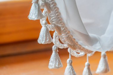 Simetrik, karmaşık, beyaz püsküllü dantel, yumuşak ışıklandırma, ince zincir çelenk izi, sığ alan derinliği