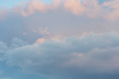 Geniş gökyüzü pembe, mor ve mavi renklerle boyanmış, aşağıdan aydınlatılmış, muhtemel gün batımı veya atmosferik ışık yok.