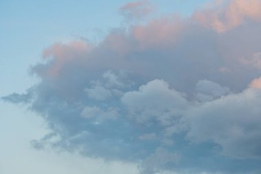 Gün batımının panoramik görüntüsü, canlı pembe, turuncu, mavi bulutlar suya yansıyor, ufukta sıcak ve serin renk değişimi, yalnızlık, sükunet, insan yok, gerçekçi tarz, doğal ışıklandırma oranı