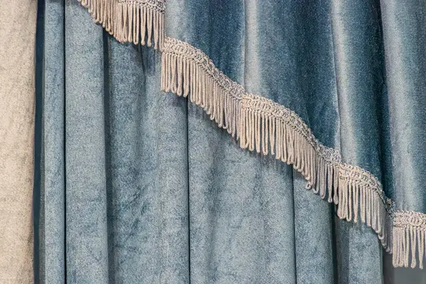 Koyu lacivert kumaştan, metalik bukleli, desenli, hatta aydınlatmalı..