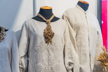 Beyaz bir arkaplan karşısında mankenler üzerine Ukrayna ulusal elbise koleksiyonu, karmaşık nakış veya dantelli aydınlatma düz ve parlak görünür metin