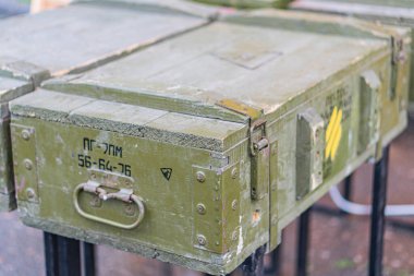 507-56198 ve 1184-6264 numaralı metal konteynırlar. Konteynırların görünür cıvataları, perçinleri ve sarı bir levhası var.