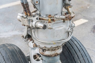 Uçaktaki eski metalik jet motorunun yakın görüntüsü, pervane bıçaklarını ve konut yapılarını gösteriyor. Gölgeler ve filtreler olmadan gerçekçi tasvir edilen doğa aydınlatması. Perspect