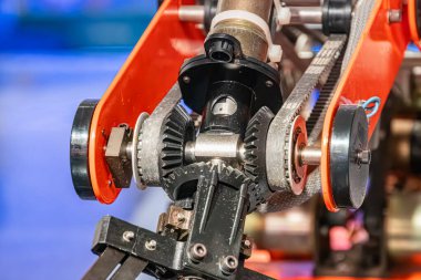 Görünür eklemleri ve dişlileri olan metalik endüstriyel robotik kolun yakın görüntüsü.
