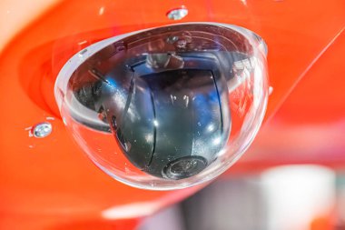 Muhtemelen turuncu bir aracın ön tarafından kameraya monte edilmiş bir iç görüntü. Merkez mercekli kamera, kubbe şeklindedir ve hafifçe aşağı ve sağa doğru açılıdır.