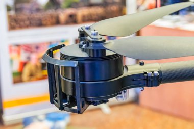 İnsansız hava aracı UAV 'nin dört pervaneli, konaklanmış elektronik bileşenleri, iç mekan ayarları, bulanık arka plan, hafif ışıklandırma, mesaj ya da insan yok.