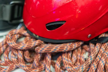 Katmanlı kırmızı ve mavi çizgili ipler, muhtemelen dağcılık ekipmanları, görünür dokuları var..