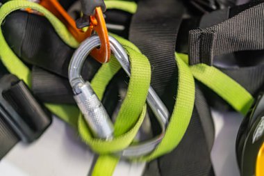 Dağcılık ekipmanları kameralama cihazının yakın görüntüsü, sönük renkleri ve yansıması olan düz bir yüzeyde sarmalanmış ip..