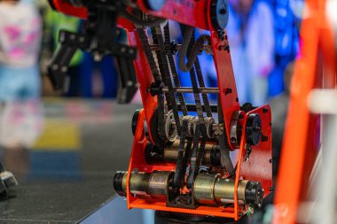 Kırmızı ve siyah robotik bir kolu kapalı bir arkaplan üzerine yerleştirilmiş, kapalı ve siyah bir robotik kol yakın görüntüsü robotu vurguluyor