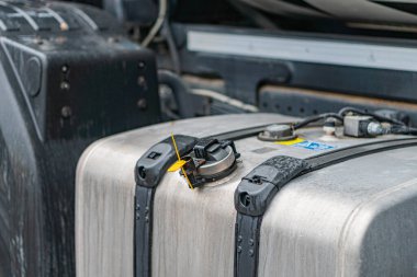 Bir kargo konteynırının dış görüntüsü, dikdörtgen şeklinde ve metal, güvenli bir şekilde bir araca bağlanmış manuel hareket veya kaldırma için iki sarı sapı var. Arka plan belirsiz, şekerim.