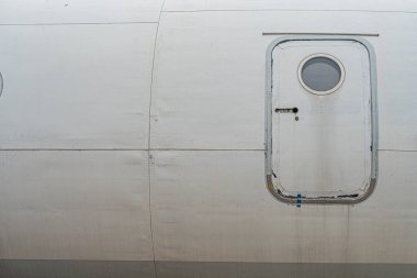 Havalandırma kanatlı motorun yakın görüntüsü, pervane ve dairesel açılış yapısal elementler, kablolar veya tüpler, nötr renk şeması, kapalı gün veya kapalı aydınlatma, peo yok