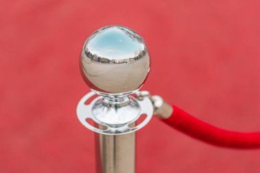 Kırmızı küre kırmızı ayar, yansıtıcı yüzey, yayılmış yapay ışıklandırma, iç mekan ipuçları.