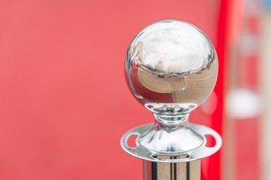 Kırmızı küre kırmızı ayar, yansıtıcı yüzey, yayılmış yapay ışıklandırma, iç mekan ipuçları.