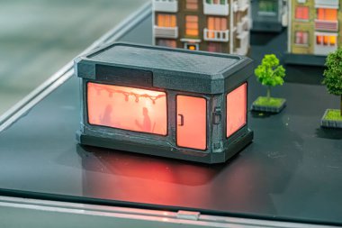 Parlak binalı minyatür model sokak sahnesi, değişik mimari tarzlar, şehir manzarası arka planı, sıcak kırmızı ışık, gri ölçekli elementler, gölgeler, gelişmiş perspektif