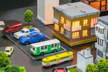 Çeşitli bina stilleri, çoklu araçlar ve otobüs yapay ışıklandırması, gerçekçi stil, detaylara dikkat ve perspektif görünümlü minyatür kentsel sokak sahnesi