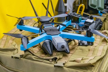 Askeri teçhizat, kapalı ortam, katlanabilir kollar ve pervaneler arasında yeşil kumaş yüzeyi üzerine DJI Mavic Pro drone, yukarıdan perspektif