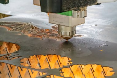 Endüstriyel bir robotun yeşil devre kartlarını yüksek otomatik üretim bandıyla taşıma bandına aktardığı yakın çekim görüntüsü..