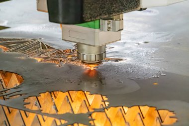 Üretim veya üretim hattında makine ve malzemelerin yer aldığı bir endüstriyel lazer sürecinin yakın plan çekimine göre sıvı madde depozitosu parıltılı, plastiksin kompleks metal