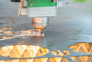 Endüstriyel lazer üretim sürecinin yakın plan görüntüsü makine ve metal yüzey etkileşimi, materyal kaldırma operasyonu, metal plaka üzerindeki farklı desenler, gerçekçi tarz, açılı perspektif