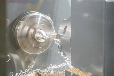 Hassas makineli endüstriyel ayar, büyük metal nesne silindirik bileşenler, araç veya sonda, yapay ışıklandırma, katıksız gölgeler, griler ve mavi tonlar, bulanık arkaplan, karmaşık tasarım