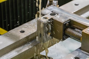 Endüstriyel ayar, odak noktası olarak kullanılmış büyük bir metal armatürü. Civata, yaylara ve sahneyi aydınlatan yapay ışıklandırma da dahil olmak üzere makine araçları ve görünür bileşenler.