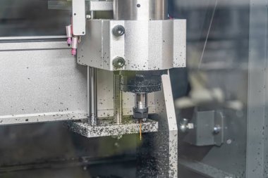 Fabrika ortamında yıpranmış endüstriyel makine metalik, kollar, vitesler, hidrolik spnematikler ve yapay ışıklandırma..