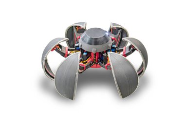 Elektrikle çalışan robotik bir örümcek, görülebilir kablolar ve devrelerle gri tonlarda tasvir edilir. Her bir eklem yerindeki sekiz bacağı motora benzerdir. Görüntü kapalı alanda ışıklandırma altında bile çekilmiştir.