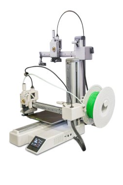 Hareketsiz bir CNC yönlendirici, ağırlıklı olarak bembeyaz ve düz bir çalışma yüzeyi olan makine hareket edebilen kolu ve kesme başlığı, Milli, dijital kontrol paneli ve kablo ile bir gantry yapısına sahiptir.