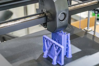 Katkı maddesi üretim süreci, mor plastik parçalar, çalışma alanı veya fabrika zemin ayarı hazırlayan 3D yazıcı.