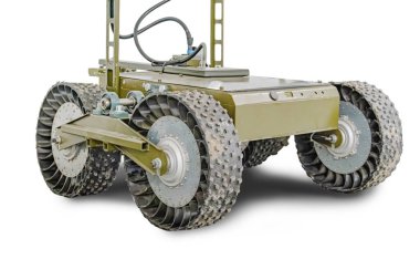 Gri, siyah ve beyaz Ukrayna askeri mini robotunun görüntüsü. Metal raylı bir tanka benziyor. Yolcu veya sürücü kompartımanı yok.