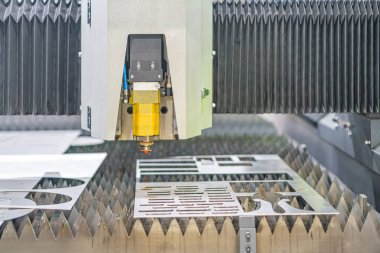 Endüstriyel makine bileşeninin yakın plan çekimi, muhtemelen açılı görünümü montaj hattından kesmek ya da değirmenlemek için kullanılır.