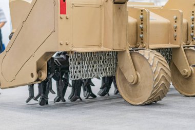 Sıradışı, bronzlaşmış, engebeli arazi aracı saban ve altı tekerlekli iç mekan seti, olası filo, yapay ışıklandırma, detaylı tasarım