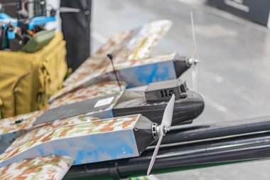 Mekanik ayrıntıları gösteren kamuflaj boyalı bir İHA 'nın yakın çekimi.