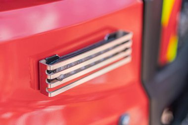 İşlevsel itfaiye kapısı ile itfaiye aracı arasındaki yakın plan 3 gümüş anahtar X-sığ alan derinliğinde kesişmiş