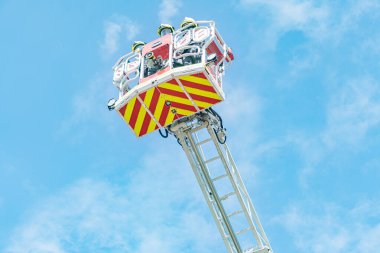 İtfaiye merdiveni ve iki itfaiyeci ile kurtarma operasyonu..