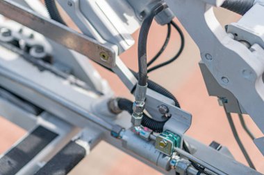 Elektronik bir cihazın yakın plan görüntüsü, konektörlü ve muhtemelen çipli bir devre kartı içeriyor. A konnektörü, karşıt sarı etiketli arka plan s ile birlikte gri tonlu renk paletine takılıyor.