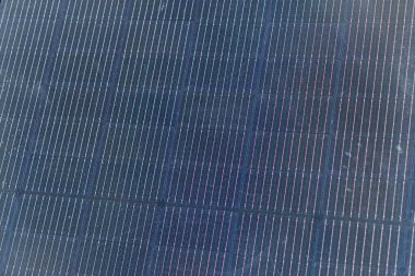 Güneş panellerinden oluşan bir ızgaranın yakın görüntüsü, farklı boyutlarda ve boşluklarda, ince çizgilerle birbirine bağlanmış, ince gölgelerden dolayı üç boyutlu bir görünüm, ışığın