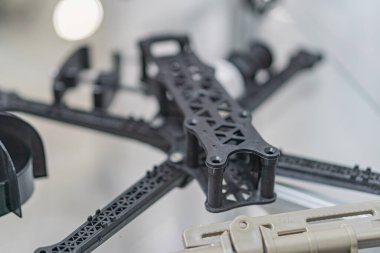 Şeffaf yüzey, anatomik olarak detaylı açık kahverengi insan iskeleti modeli ile tarafsız bir arkaplan karşısında, kapalı alandaki aydınlatmanın yumuşak gölgeleri