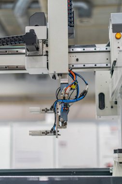 Görünür kablolar ve kablolar ile çoğunlukla beyaz, gri ve siyah renkli endüstriyel bir robotun yakın görüntüsü. Sert gölgeler olmadan ışık bile yok. Standart fotoğraf tarzı.