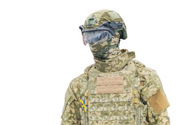 Kask, maske, cepler ve omuz bandı ile tamamlanmış, kimliği belirsiz bir şahsın giydiği, kimliği belirsiz bir askeri üniformanın yakın çekimi.,