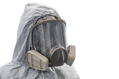 Kapüşonlu ve şeffaf yüz kalkanı olan beyaz koruyucu elbiseli bir erkek, hatta ışıklandırma, ön perspektif, düz fotoğraf tarzı, sessiz renkler, koruyucu giysilere odaklanmış.