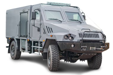 Askeri zırhlı, dört tekerlekli bir kamyon kutu tasarımı, mat kamuflaj boyası, düz çatı, büyük sağlam lastikler, koyu renkli pencereler, görünürde kimse yok, off-road seti, ticari fotoğraf tarzı.
